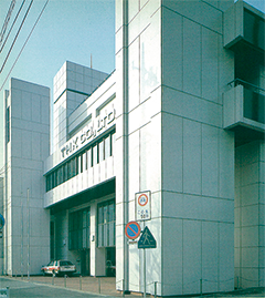 (東京都品川区上大崎3-6-4)