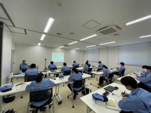 講義に聞き入る新入社員
