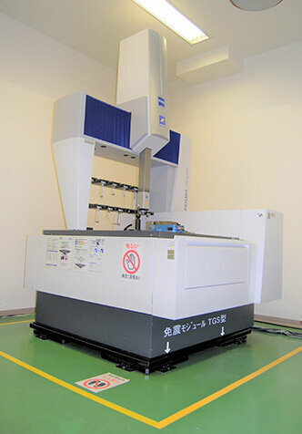 Coordinate measuring machine with seismic isolation system installed