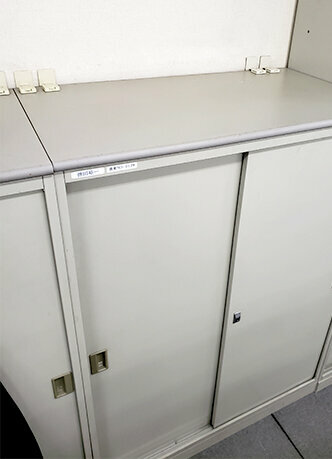 Cabinet with equipment installed to prevent toppling