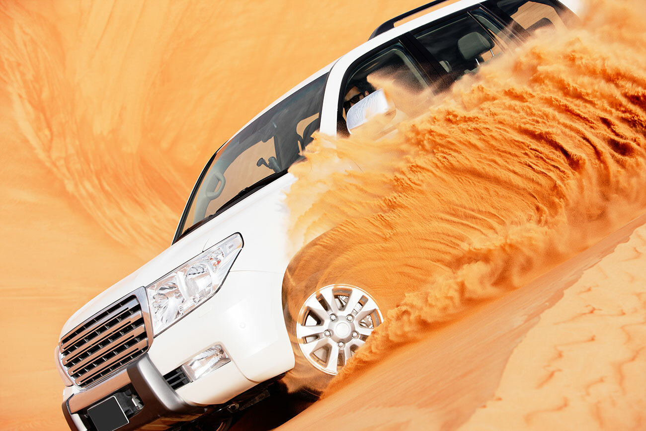 砂漠環境下での車の走行イメージ