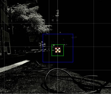 搬送ロボット SIGNASの画像認識イメージ（中央のサインポストを認識）