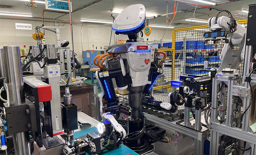 山口工場の製造現場で作業を行うNEXTAGEの写真
