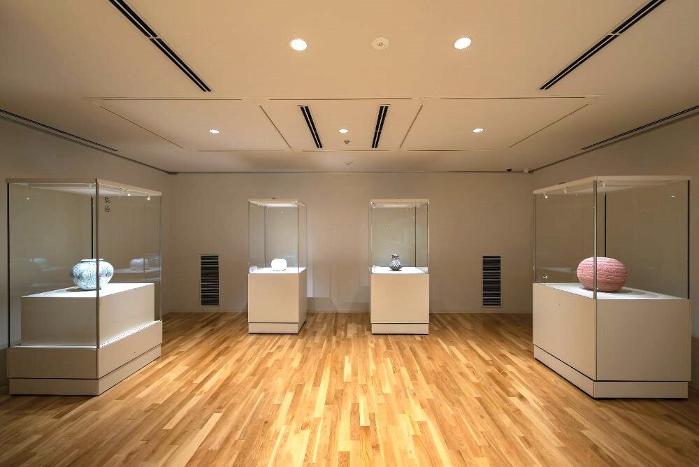 Rectangular seismic isolation tables used at the National Crafts Museum.