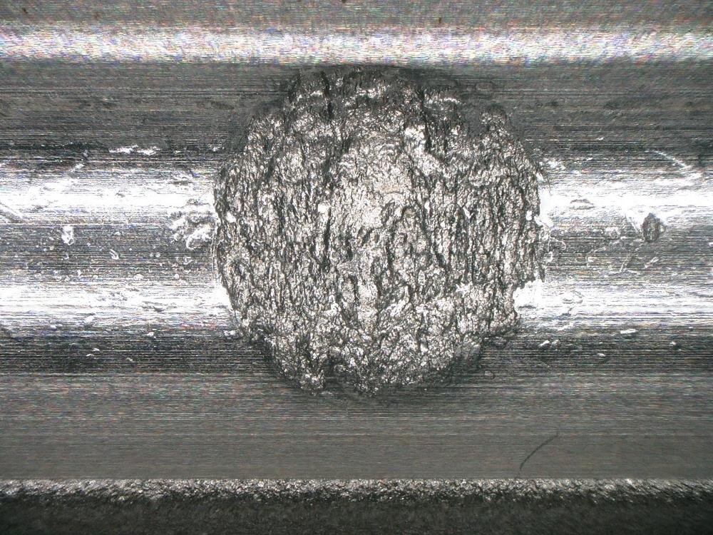 LMガイド転動面に発生したフレーキングの例