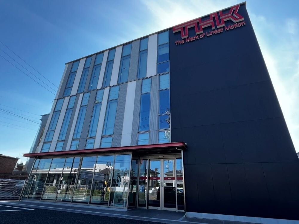 THK豊田支店外観（1Fがショールーム・ラボ、2Fが会議室、3Fが支店）