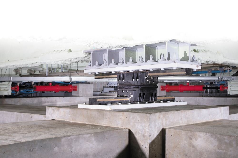 THK豊田支店地下に設置されている免震装置　直動転がり支承 CLB