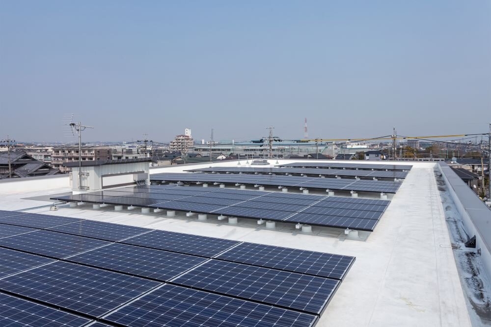 THK豊田支店屋上に並べられた多くの太陽光パネル