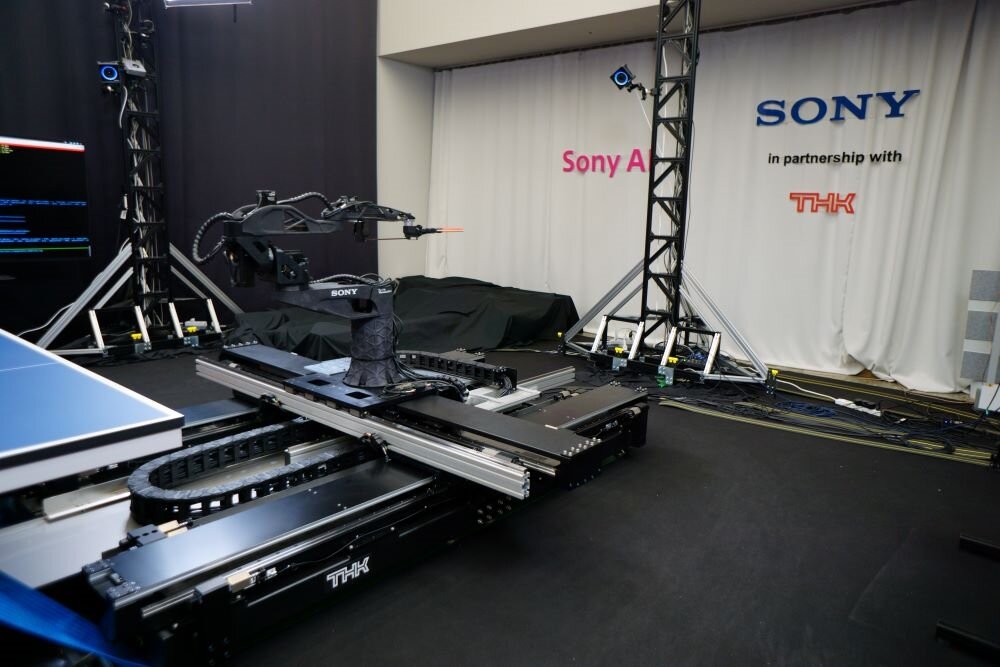 自律型ロボットに採用されているTHKのリニアモータXY軸ユニット