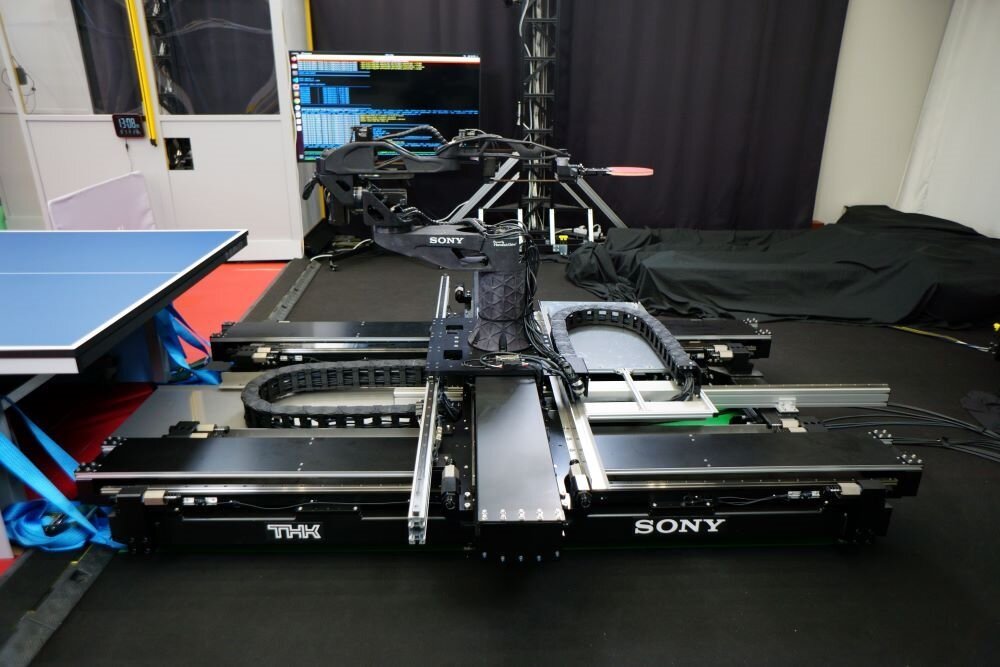 自律型ロボットに採用されているTHKのリニアモータXY軸ユニット