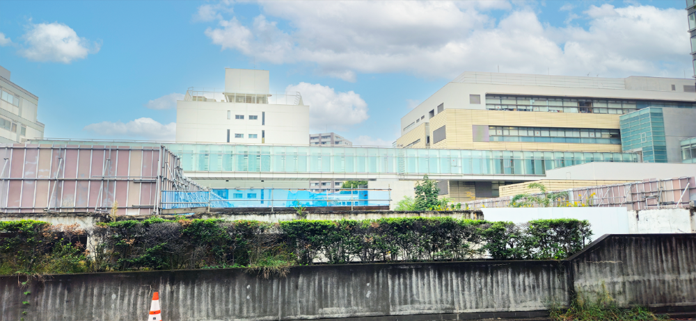東京女子医大と病棟をつなぐ長い渡り廊下