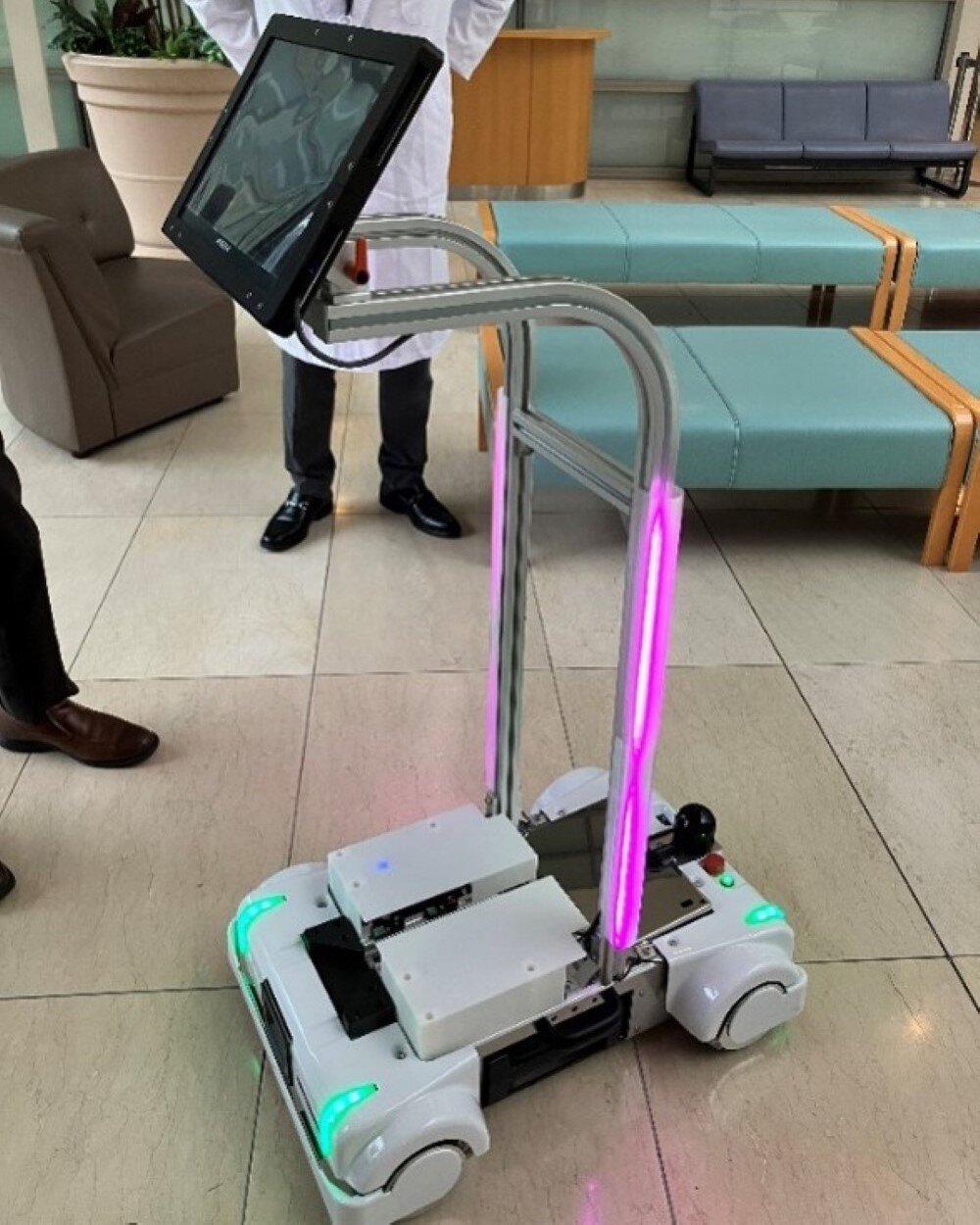 THKの自律型荷物搬送ロボット