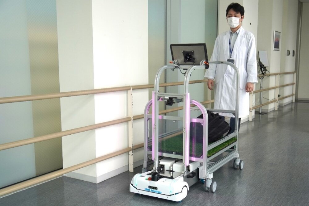 THKの自律搬送ロボットとカートが連携完了している様子