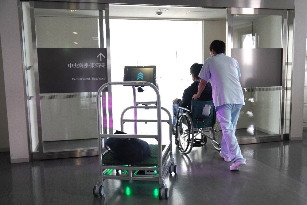 病棟への狭い通路で患者さんを優先させるよう待機するTHKの自律搬送ロボット