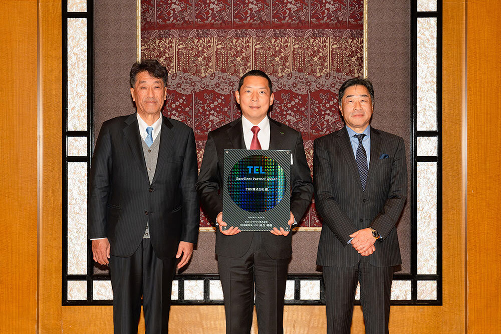 （写真左から）TEL代表取締役副社長 佐々木 貞夫 様、寺町 崇史、TEL代表取締役社長・CEO（最高経営責任者）河合 利樹 様