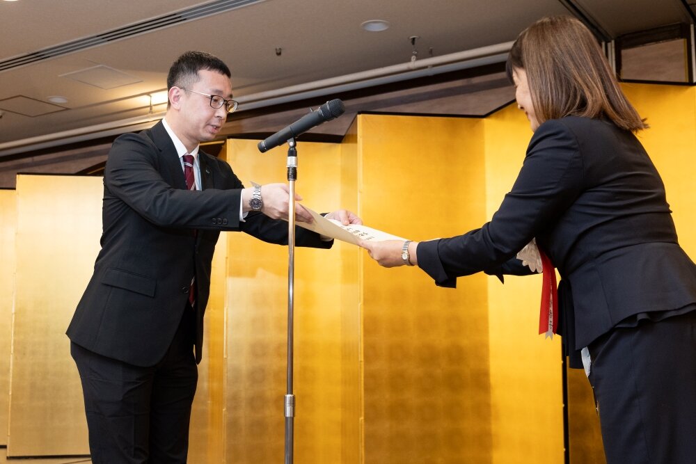 受賞者の水野 湧太 さん(左)、日本機械学会 会長(当時)の岩城 智香子 氏(右)