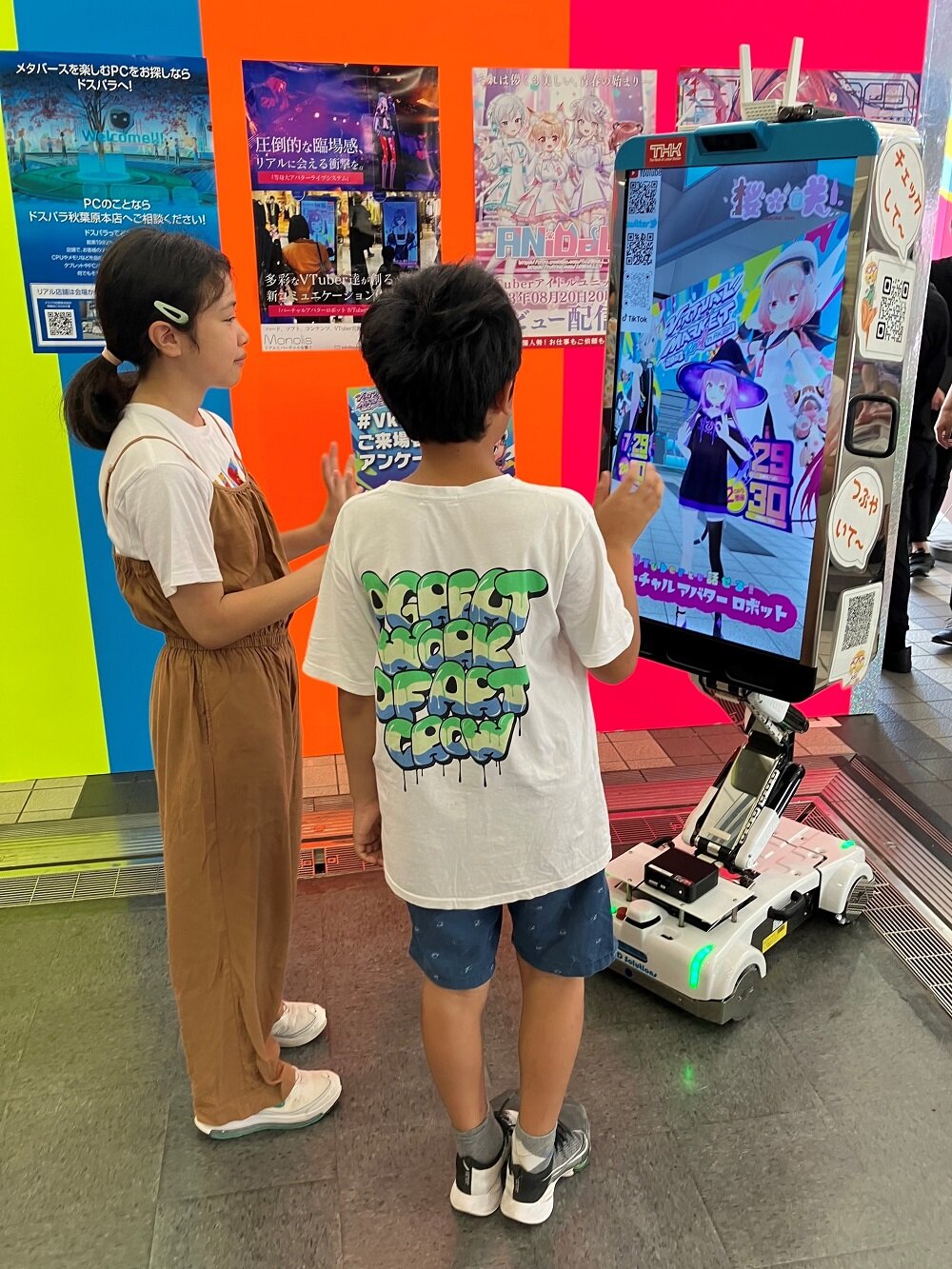 来場者と会話する様子 (バーチャルマーケット2023リアルinアキバにて)