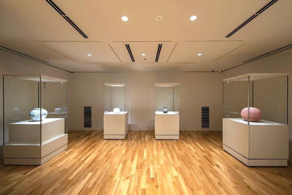 Rectangular seismic isolation tables used at the National Crafts Museum.