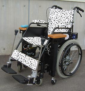 Kursi roda dengan lengan angkat elektrik